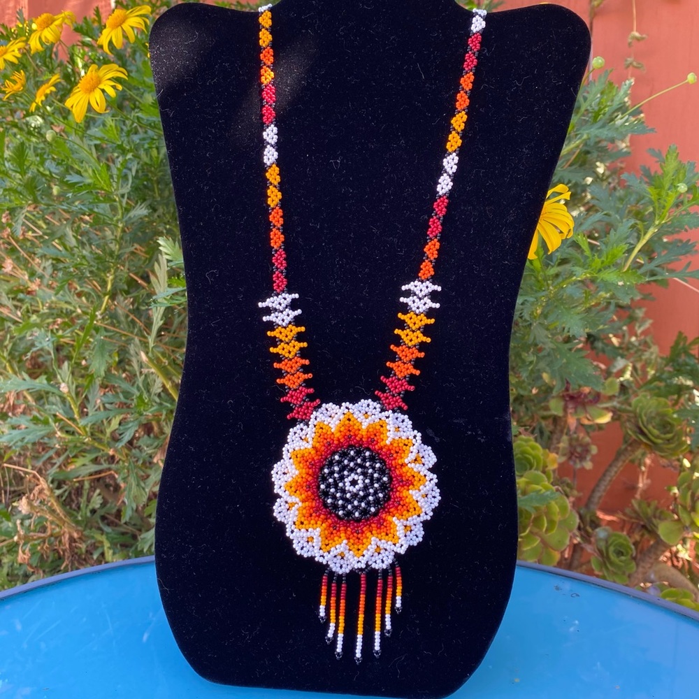 Gorgeous chakira bead flower necklace